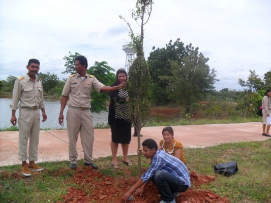 กิจกรรมโครงการอาสาปลูกป่า 800 ล้านกล้า 80 พรรษามหาราชินีและมอบเงินช่วยเหลือประชาชนบ้านพัง(10/08/55)